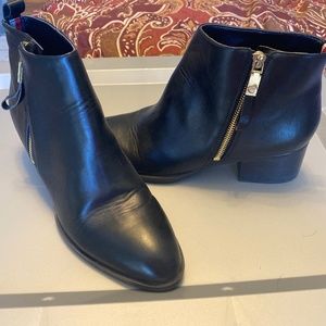 Tommy Hilfiger Boots 9.5  Medium